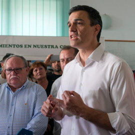 El secretario general del PSOE, Pedro Sánchez (d), durante su visita a la cooperativa de aceite de Villargordo (Jaén). EFE/Jose Manuel Pedrosa