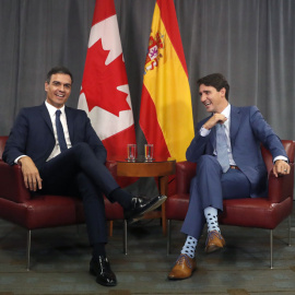 El presidente del Gobierno español, Pedro Sánchez, conversa con el primer ministro canadiense, Justin Trudeau, durante el encuentro privado que han mantenido en un hotel de Montreal. EFE