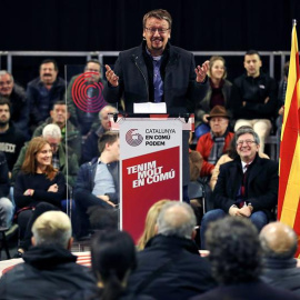 El cabeza de lista de Catalunya En Comú-Podem, Xavier Domènech, participa en un acto electoral en Badalona este viernes. /EFE