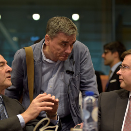 El ministro de Finanzas griego, Euclides Tsakalotos, conversa con el comisario de Asuntos Económicos, Pierre Moscovici, y el vicepresidente de la Comisión, Valdis Dombrovskis.. REUTERS/Eric Vidal