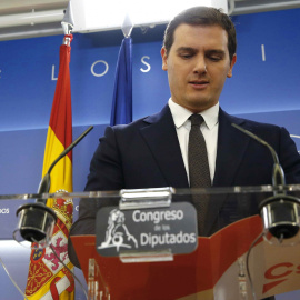 El presidente de Ciudadanos, Albert Rivera, durante la rueda de prensa que ha ofrecido en el Congreso de los Diputados, para hacer balance de un 2017. EFE/ J.P.Gandul