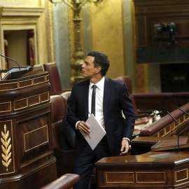 El líder del PSOE, Pedro Sánchez, se dirige a la presidenta del Congreso de los Diputados, Ana Pastor, poco antes de reanudar hoy la segunda sesión del debate de investidura del líder del PP, Mariano Rajoy, con su respuesta al discurso que 