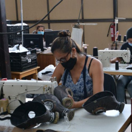 Mujer trabajando en taller textil