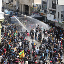 09/07/2022 Las fuerzas de seguridad de Sri Lanka utilizan cañones de agua para dispersar a los manifestantes que protestan contra el Gobierno cerca de la vivienda del presidente del país