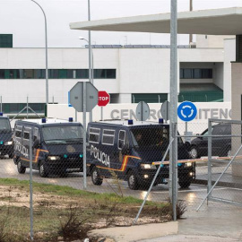 Furgones de la Policía Nacional salen del Centro de Internamiento de Extranjeros (CIE) de Archidona (Málaga). DANIEL PÉREZ | EFE