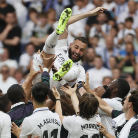 El delantero francés del Real Madrid, Karim Benzema, manteado por sus compañeros en su último encuentro como madridista ante el Athletic de Bilbao este 4 de junio de 2023.