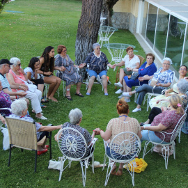 Son mujeres, tienen más de 80 años, hijos y nietos, pero se sienten solas.