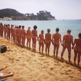 La platja de Cala Castell durant la protesta naturista. CLUB CATALÀ DE NATURISME