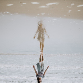 Mujer en la playa / UNSPLASH (NINE KÖPFER)