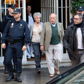 Jordi Pujol y su esposa, Marta Ferrusola, durante el registro de su casa. GUILLEM SANS