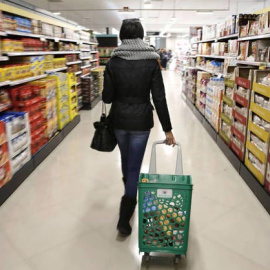 Una mujer hace la compra en un supermercado (EFE)