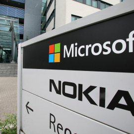 Los logos de Microsoft y Nokia en la sede de su 'jouint venture' en la localidad finlandesa de Peltola. REUTERS