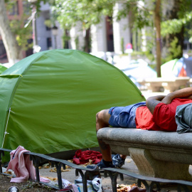 Un hombre se cubre para que el sol no le moleste. ARANCHA RÍOS.