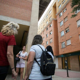 25/09/2018.- Un grupo de vecinos conversa en el lugar donde dos niñas de 2 y 6 años han sido asesinadas a cuchilladas en la ciudad de Castellón supuestamente por su padre, que posteriormente se ha suicidado arrojándose por la ventana de la 