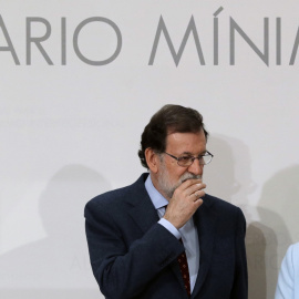 El presidente del Gobierno, Mariano Rajoy, y la ministra de Empleo y Seguridad Social, Fátima Báñez, durante la firma del acuerdo para la subida del SMI. EFE/Ballesteros