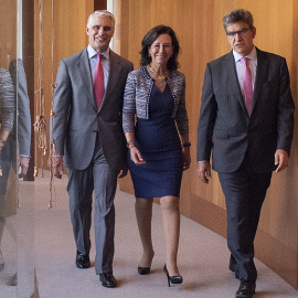 La presidenta de Banco Santander, Ana Botín, flanqueada por Andrea Orcel, nuevo conasejero delegado de la entidad, y José Antonio Álvarez, su antecesor, en la Ciudad Financiera del grupo.