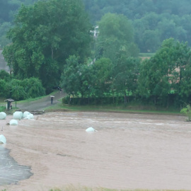 Algunes de les bales de palla que ha arrossegat la riuuada a la Vall de Bianya