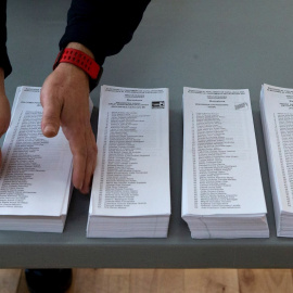 13/02/2021. Operarios realizan este sábado los preparativos de las elecciones en un colegio electoral de Sant Andreu, en Barcelona. - EFE