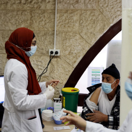 Personal médico se prepara para vacunar a personas en Jerusalén.