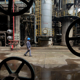 Un trabajador camina por las instalaciones de una refinería en Wuhan, en la provincia china de Hubei. REUTERS/Stringer