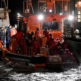 22/09/2018.- LLegan al puerto de Almería los 77 inmigrantes que Salvamento Marítimo rescató hoy en el Mar de Alborán cuando navegaban en dos pateras. EFE/Carlos Barba.