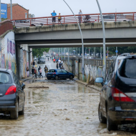 Varios coches se quedan atascados en la vía por las inundaciones en las calles de Terrassa, a 13 de junio de 2023.