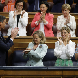 El presidente del Gobierno, Pedro Sánchez, recibe los aplausos de la bancada socialista tras una de sus intervenciones en el debate sobre el estado de la nación que comienza este martes en el Congreso, a 12 de julio de 2022.