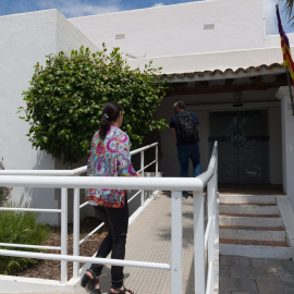 Una persona frente a la fachada del Ayuntamiento de Sant Josep, a 13 de junio de 2023, en Sant Josep, Eivissa (Illes Balears).