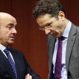 El ministro de Economía, Luis de Guindos, y su homólogo holandés, Jeroen Dijsselbloem, en una reunión del Eurogrupo, en Bruselas. REUTERS