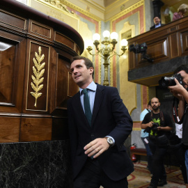 El presidente del PP, Pablo Casado, a su entrada al hemiciclo, para asistir al pleno del Congreso de los Diputados. EFE/Fernando Villar