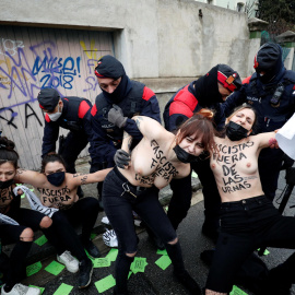 Los Mossos d'Esquadra detienen a activistas de Femen que se manifestaban contra el candidato del partido de extrema derecha. - Reuters