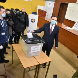 Albin Kurti , líder del partido Vetevendosje (Autodeterminación), vota durante las elecciones parlamentarias en Kosovo.