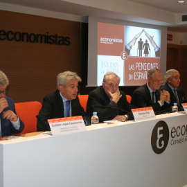 De izq. a der.: Guillem López-Casasnovas, catedrático de Economía y director del Estudio; Valentín Pich, presidente del Consejo General de Economistas de España (CGE); Octavio José Granado, secretario de Estado de la Seguridad Social; Rober