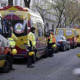 Varias ambulancias del SAMUR en los alrededores de la calle Génova de Madrid. /EFE