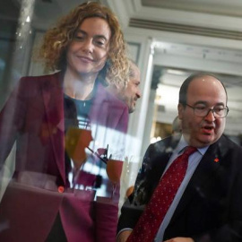 El primer secretari del PSC, Miquel Iceta (d), intervé en un esmorzar informatiu del Foro Nueva Economía, en el que és presentat per la ministra de Política Territorial i Funció Pública, Meritxell Batet (i). EFE/ Emilio Naranjo