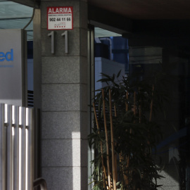 Un agente de la Guardia Civil en la entrada de la sede de Acuamed. REUTERS/Susana Vera