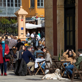 Personas en las terrazas de la plaza del Pescado, en el centro de Oviedo, este domingo.