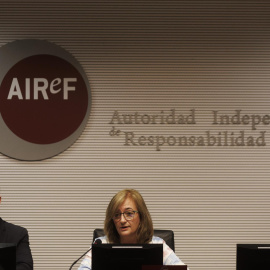 La presidenta de AIReF, Cristina Herrero, y el director de la División de Evaluación del Gasto Público de la AIReF, José María Casado, durante la rueda de prensa para presentar su primera opinión sobre el ingreso mínimo vital