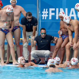 Instantánea del entrenador español dando instrucciones a su plantilla.  EFE/EPA/JEON HEON-KYUN