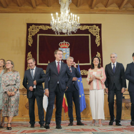 El presidente de la Xunta, Alberto Núñez Feijóo, posa con el nuevo gobierno tras el acto de toma de posesión de los conselleiros, en Santiago de Compostela. EFE/Lavandeira jr