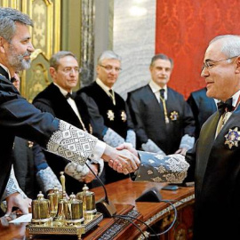 Pablo Llarena, en su toma de posesión como magistrado del Supremo, es felicitado por Carlos Lesmes, presidente del CGPJ que lo aupó al cargo en 2016. EFE