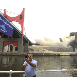 Cinco activistas de Greenpeace se han colgado desde el puente de La Salve, que da acceso al centro de Bilbao, con una pancarta en la que reclaman protección para los océanos. EFE/Luis Tejido