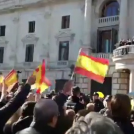 Miembros de la extrema derecha hacen el saludo fascista y cantan el Cara al sol ante la cabalgata de las Magas de Enero.