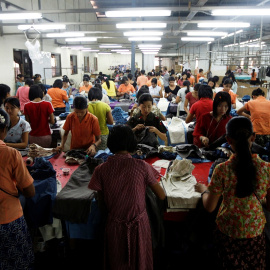 Los trabajadores en una fábrica téxtil en la zona industrial de Hlaing Tar Yar en Yangon, en 2010