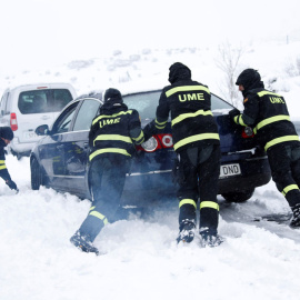 Fotografía facilitada por los Efectivos de la Unidad Militar de Emergencias (UME) que han trabajado toda la pasada noche y la mañana de hoy en Castilla y León y en Madrid para liberar a los vehículos atrapados desde la tarde de ayer en vari