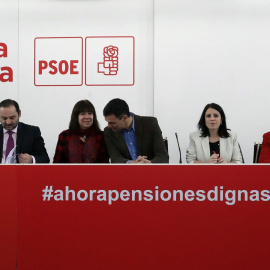 El secretario general del PSOE, Pedro Sánchez (c), junto a la presidenta, Cristina Narbona, junto a otros dirigentes del partido, en la primera reunión de la Ejecutiva Federal del año en la sede de Ferraz, en Madrid. EFE/ Zipi