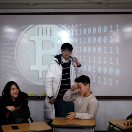 Varios estudiantes de un club de estudio de las criptomonedas en la Universidad de Seúl (Corea del Sur). REUTERS/Kim Hong-Ji