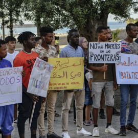 01/07/2022-Varias personas durante una manifestación en Ceuta por los sucesos ocurridos a decenas de migrantes en Melilla el pasado 24 de junio, a 1 de julio de 2022, en Ceuta