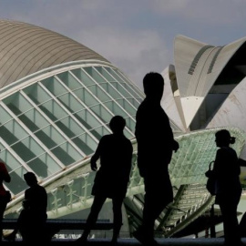 Un grupo de turistas recorre la Ciudad de las Artes y las Ciencias de Valencia. EFE/Archivo