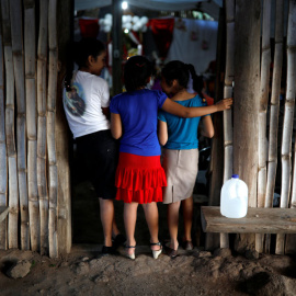 Tres niñas salvadoreñas, en un pueblo de El Salvador hace unos días. REUTERS/José Cabezas